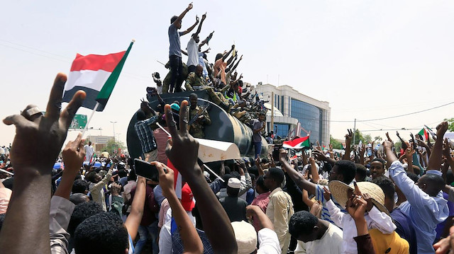 SUDAN’DA İKİ YIL SONRA SOKAĞA ÇIKMA YASAĞI KALDIRILDI
